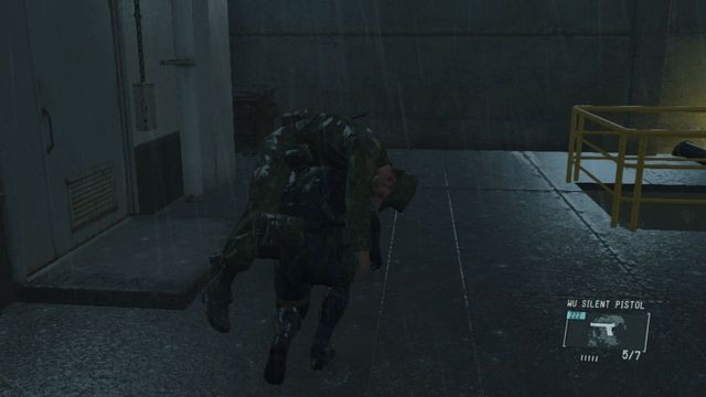 O guarda perto das escadas - Extraindo Paz - Passo a passo - Metal Gear Solid V: Zeros terra - Guia do Jogo e Passo a passo