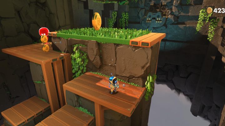 Climb the wooden stairs to the last checkpoint on this level, where you will fight with a boss - Astros Playroom: Raytrace Ruins - walkthrough - GPU Jungle - Astros Playroom Guide