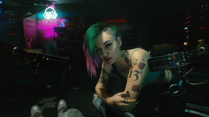 Джуди Альварес, лидер Moxes в Cyberpunk 2077, является большим поклонником татуировок - Cyberpunk 2077: Список пасхальных яиц - Основы - Cyberpunk 2077 Guide