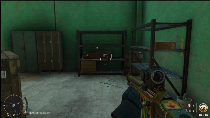 Die Waffentruhe befindet sich in einem kleinen Raum voller Regale – Far Cry 6: Beste Waffen – Liste – Grundlagen – Far Cry 6 Guide