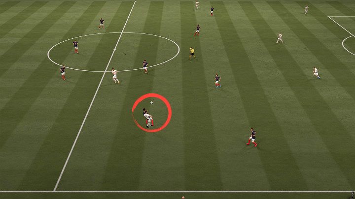 In the picture above you can see a situation where a player in a blue jersey has blocked his opponent and has won a better position to pass the ball towards one of the two midfielders - FIFA 21: Offensive actions guide - Offensive game - FIFA 21 Guide