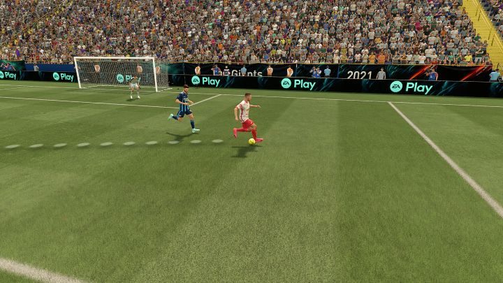 A heel pass is a technical play that could surprise your opponent - FIFA 22: Passes - Basics - FIFA 22 Guide