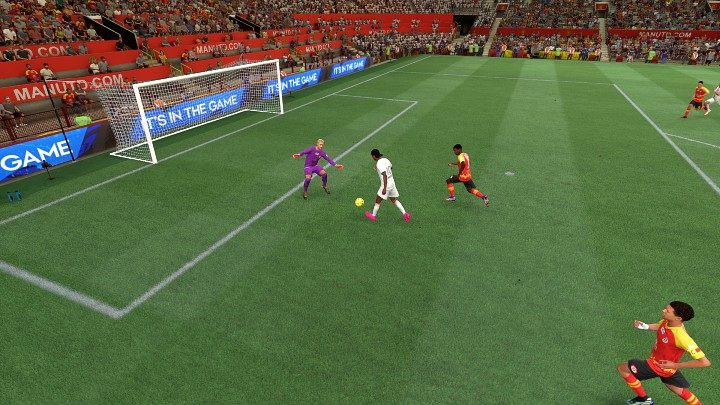 Dies ist ein technischer Schlag, der nützlich ist, wenn sich der Torwart leicht vom Tor entfernt und versucht, unter den Beinen des angreifenden Spielers durchzutauchen – FIFA 22: Torschüsse – Grundlagen – FIFA 22-Leitfaden