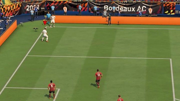 Der kurze Eckstoß in FIFA 22 beinhaltet einen schnellen Bodenpass zum nächstgelegenen Spieler und die anschließende Fortsetzung der Aktion, indem der Ball in den Strafraum gebracht wird – FIFA 22: Standardsituationen – Grundlagen – FIFA 22-Leitfaden