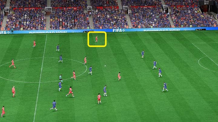 Lange Pässe werden in FIFA 23 in erster Linie verwendet, um das Gewicht des Spiels auf die andere Seite des Spielfelds zu verlagern oder wenn die Chance besteht, einen schnellen Flügelspieler oder Stürmer zu aktivieren - FIFA 23: Pässe - Arten, Ausführung - Grundlagen - FIFA 23-Leitfaden