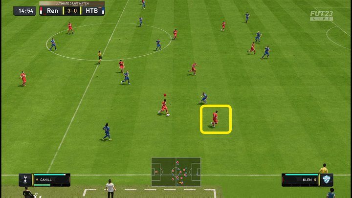 Ein senkrechter Bodenpass (Dreieck/Y) auf einen von den Verteidigern weglaufenden Spieler ist in vielen Fällen die beste Möglichkeit, die Verteidigungslinie des Gegners zu umgehen und eine Torsituation zu erarbeiten - FIFA 23: Passspielarten, Ausführung - Grundlagen - FIFA 23-Leitfaden