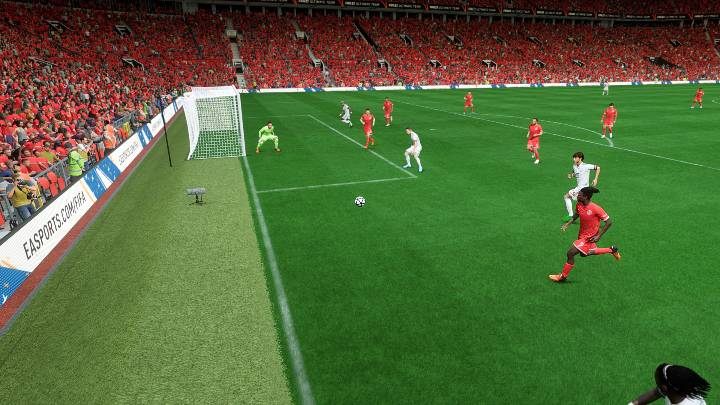 Eine niedrige Flanke (R1 Quadrat / RB X) ist eine weitere effektive Möglichkeit, Offensivaktionen in FIFA 23 abzuschließen – FIFA 23: Flanken – wie funktioniert das?  - Grundlagen – FIFA 23-Leitfaden