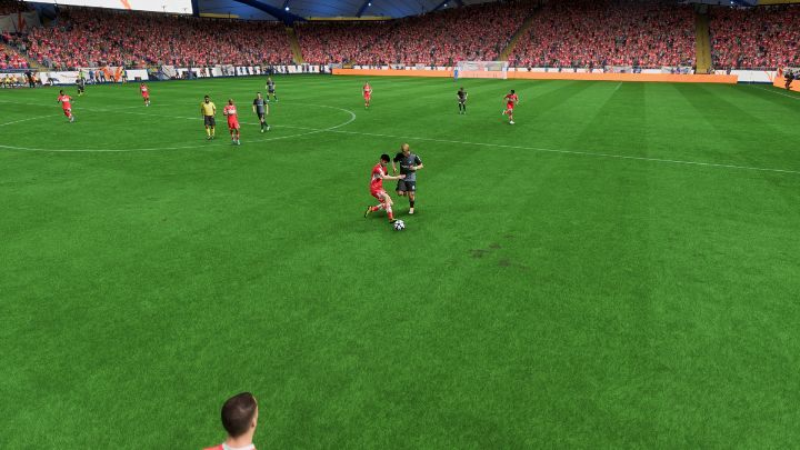 Eine andere Möglichkeit, den Ball aufzunehmen, besteht darin, zu rutschen (Quadrat / Fortgeschrittene Techniken – Grundlagen – FIFA 23-Leitfaden