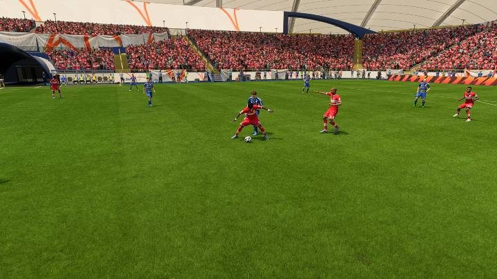 In FIFA 23 können Sie versuchen, Ihren Gegner mit der Schulter (L2 / LT) wegzustoßen, wenn Sie nah am Ball sind und um den Ball kämpfen – FIFA 23: Verteidigungsspiele – grundlegende und fortgeschrittene Techniken – Grundlagen – FIFA 23-Leitfaden