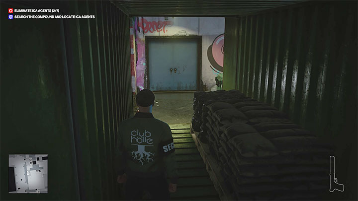 The passage to the upper door (point 21 on the map) is guarded, but you can bypass the guard by going through the container behind him - Hitman 3: Holle Club - how to get inside? - Apex Predator - Berlin - Hitman 3 Guide