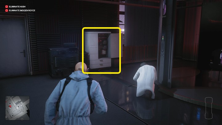 You will run into one guard and one staff member in the room, but you don't have to worry about them - Hitman 3: Hush - how to kill? - Chongqing, China, walkthrough - End Of An Era - Chongqing - Hitman 3 Guide