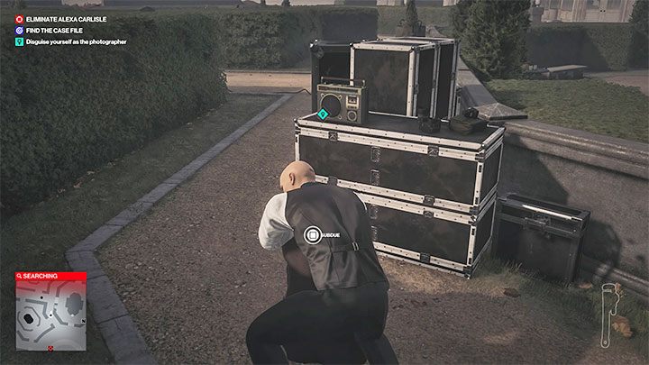 Start by getting rid of the staff member standing behind the photographer's back - this way you won't alarm anyone with your next actions - Hitman 3: A Day to Remember - Dartmoor, Mission Stories, walkthrough - Death in the Family - Dartmoor - Hitman 3 Guide