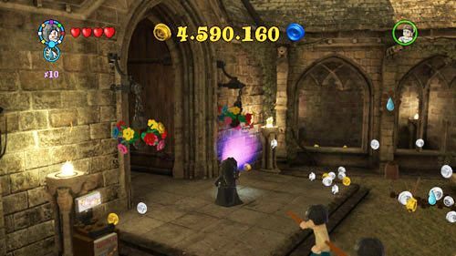 Finden Sie drei hängende Pflanzgefäße, zwei am Eingang und einen über der Tür, die zum astronomischen Turm führt – Harry Potter Jahre 5–7: Spielsteine ​​– Hogwarts, Teil 5 – Spielsteine ​​– LEGO Harry Potter Jahre 5–7 Leitfaden