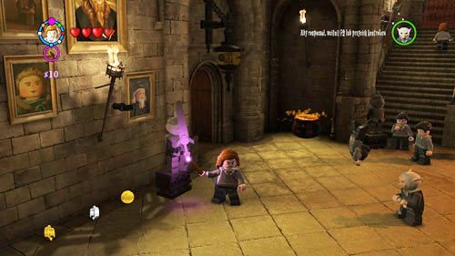 Finden Sie eine Statue eines Ritters mit einem kleinen Schwert (sie befindet sich links, direkt am Ausgang dieses Ortes) – Harry Potter Jahre 5–7: Spielsteine ​​– Hogwarts, Teil 6 – Spielsteine ​​– LEGO Harry Potter Jahre 5–7 Führung