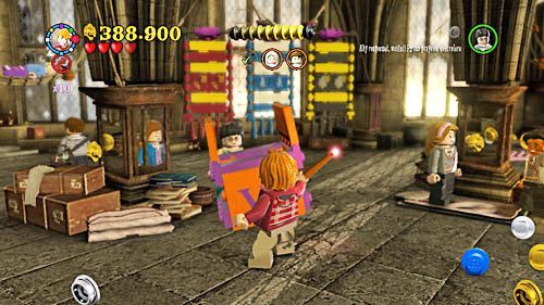 Gehen Sie nach rechts, wo drei Wandteppiche von Hogwarts verstreut sind – Harry Potter Jahre 5–7: Zurück zur Schule – Jahr 7 – LEGO Harry Potter Jahre 5–7 Leitfaden