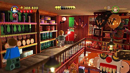 Finden Sie den roten Schrank im obersten Stockwerk des Ladens – er befindet sich in der linken Ecke – Harry Potter Jahre 5–7: Raus aus dem Ruhestand – Geheimnisse, Sammlerstücke – Jahr 6 – LEGO Harry Potter Jahre 5–7 Leitfaden