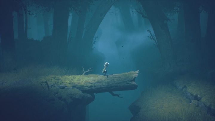 In order to jump over the chasm, you simply have to run up onto the destroyed branch - Little Nightmares 2: Road through the forest - walkthrough - Chapter 1 - Forest - Little Nightmares 2 Guide