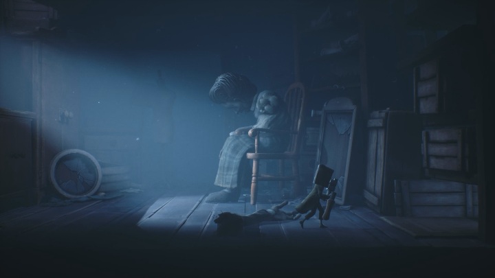 The crank will fall out along with the woman's arm - Little Nightmares 2: A Cottage in the Forest - walkthrough - Chapter 1 - Forest - Little Nightmares 2 Guide