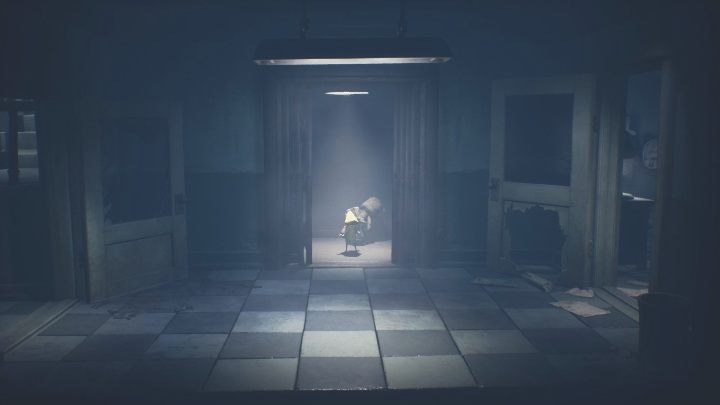 Again, take the teddy in your hands and drag it to the elevator - Little Nightmares 2: A key in a toy - how to get it? - Riddles - Little Nightmares 2 Guide