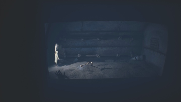 Once you see that the fire has gone out, you can jump inside and take the key - Little Nightmares 2: A key in a toy - how to get it? - Riddles - Little Nightmares 2 Guide