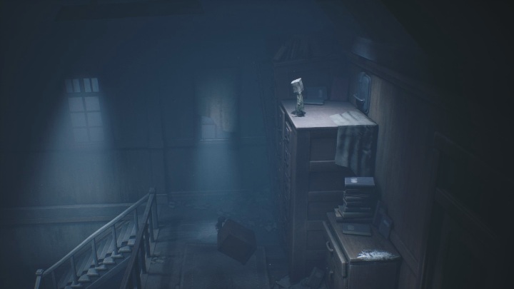 In order for Six to get to the top, you must push down the box lying on the bookcase - Little Nightmares 2: Escape from School - guide, walkthrough - Chapter 2 - Orphanage - Little Nightmares 2 Guide