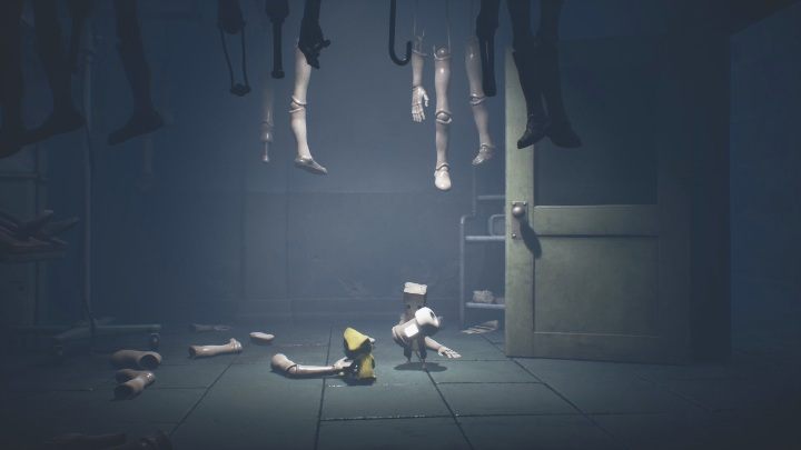 When you bring in the fuse, you will see that Six had a lot of fun with the mannequin parts - Little Nightmares 2: Fuses - walkthrough - Chapter 3 - Hospital - Little Nightmares 2 Guide