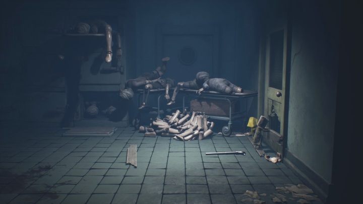 After getting rid of the hand, Six will help you pull the board - Little Nightmares 2: Escape - walkthrough - Chapter 3 - Hospital - Little Nightmares 2 Guide