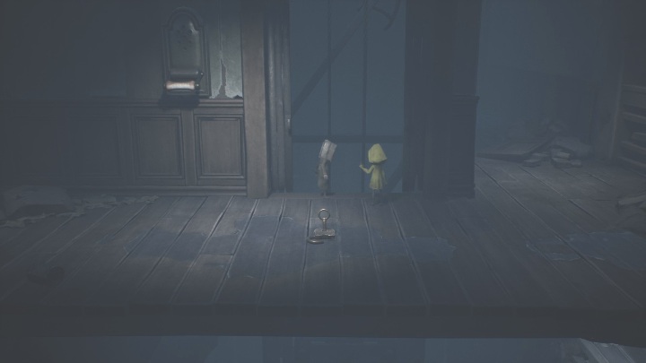 This time you won't be getting inside the elevator, but on top of it - Little Nightmares 2: Crossing the city - a guide, walkthrough - Chapter 4 - Getting to the Tower - Little Nightmares 2 Guide