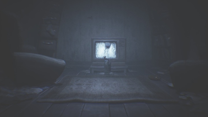 As usual, approach the screen and tune to the right station - Little Nightmares 2: Crossing the city - a guide, walkthrough - Chapter 4 - Getting to the Tower - Little Nightmares 2 Guide