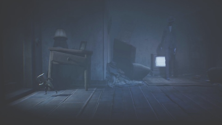 Rush towards the exit before your opponent can get out of the TV - Little Nightmares 2: Crossing the city - a guide, walkthrough - Chapter 4 - Getting to the Tower - Little Nightmares 2 Guide