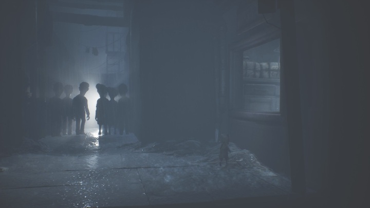 Your task is to jump through the window and then make a frantic run to prevent the enemies from depriving you of your life - Little Nightmares 2: Shop and Escape - walkthrough description - Chapter 4 - Getting to the Tower - Little Nightmares 2 Guide