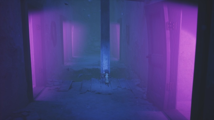 When you get to the next floor, the first thing you need to do is lower the board, so that it creates a bridge over the chasm - Little Nightmares 2: Door Puzzles - guide, walkthrough description - Chapter 5 - The Signal Tower - Little Nightmares 2 Guide