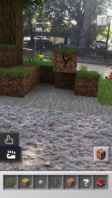 Minecraft Earth has implemented a similar interface to the original version of the hit by Mojang studios - Minecraft Earth Guide