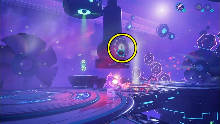 With the lift sphere, head to the opposite end of the area and throw it into the slot of the working machine from the picture to make it stay in the top position and stop crushing the path - Ratchet & Clank Rift Apart: Repairing the anomaly and getting to the drill - walkthrough - Blizar Prime - Ratchet & Clank Rift Apart Guide