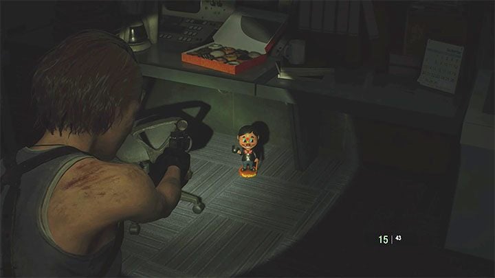 Die Figur liegt auf dem Boden im Kontrollraum des Subway-Büros – dasjenige, das Sie besuchen, um die Stromversorgung wiederherzustellen – Resident Evil 3: Geheimnisse, Sammlerstücke des Subway-Büros – Sammlerstücke und Geheimnisse – Resident Evil 3-Leitfaden