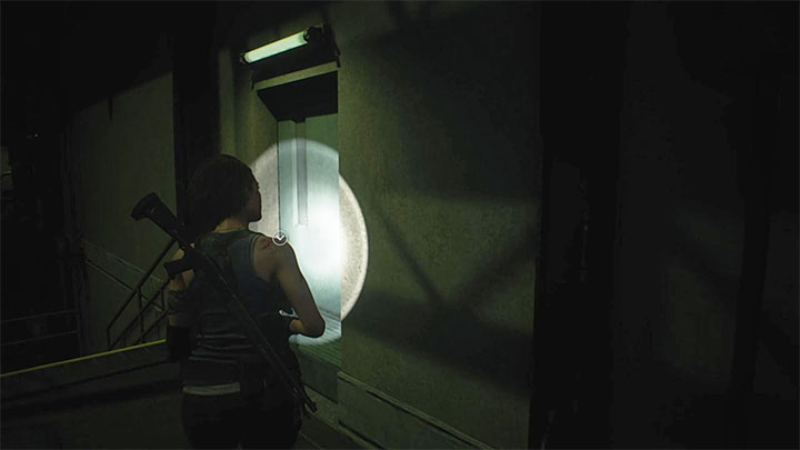 Когда вы вернетесь к ступеням, поинтересуйтесь зеленой дверью, показанной на картинке - Складская головоломка - Решения головоломки - Resident Evil 3 Guide