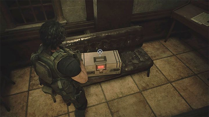 Ein Beispiel für ein elektronisches Schloss zeigt das beigefügte Bild – sie sind an einigen Beutebehältern angebracht – Resident Evil 3: Elektronische Schlösser – wie man sie öffnet – FAQ – Resident Evil 3 Guide