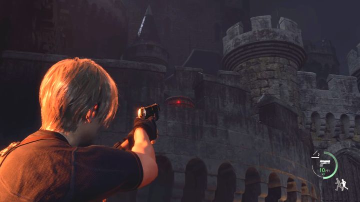 Wenn Sie oben angekommen sind, biegen Sie rechts ab und dann um 180 Grad – Resident Evil 4 Remake: Wie zerstört man die Katapulte?  – Kampagne – Resident Evil 4 Remake Guide