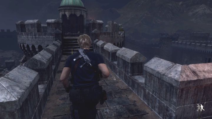 Drehen Sie sich um 180 Grad und laufen Sie geradeaus auf den runden Teil der oberen Wände zu (hier befindet sich eine Kanone, die Sie später verwenden werden) – Resident Evil 4 Remake: Wie zerstört man die Katapulte?  – Kampagne – Resident Evil 4 Remake Guide