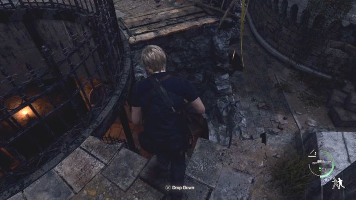 Suchen Sie in dem Teil der Mauern, in dem Sie sich gerade befinden, nach der Stelle, an der Sie auf die untere Ebene springen können – das Bild zeigt sie – Resident Evil 4 Remake: Wie zerstört man die Katapulte?  – Kampagne – Resident Evil 4 Remake Guide