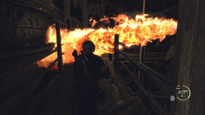 Der Aktionsplan besteht darin, hinter den Flammen der rotierenden Statue zu rennen – Resident Evil 4 Remake: Wie vermeide ich Fallen im Uhrturm?  – Kampagne – Resident Evil 4 Remake Guide