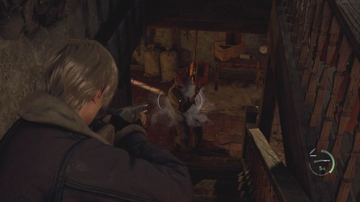 Während er diese Aktionen ausführt, zerstört der Kettensägenmann die Tür im Erdgeschoss – Resident Evil 4 Remake: Wie überlebt man die Dorfschlacht?  - Kampf – Resident Evil 4 Remake Guide