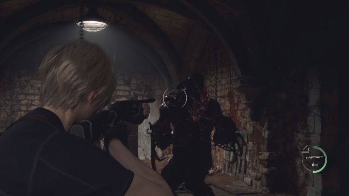 Um dem Boss Schaden zuzufügen, müssen Sie eine Schwachstelle auf seinem Rücken treffen (wir zeigen es im beigefügten Screenshot) – Resident Evil 4 Remake: Wie besiegt man den Garrador-Boss?  - Bosse – Resident Evil 4 Remake Guide