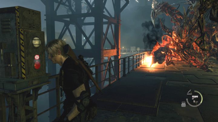 Während des Kampfes können Sie über den gesamten Ladedock-Standort laufen – Resident Evil 4 Remake: Wie besiegt man den Endgegner?  - Bosse – Resident Evil 4 Remake Guide