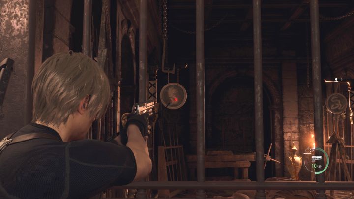 Schießen Sie nun mit Ihrer Schusswaffe auf die verbleibenden zwei Glocken – darauf befinden sich Symbole, die denen auf dem verschlossenen Tor entsprechen – Resident Evil 4 Remake: Treasury Swords-Rätsel (Kapitel 7) – Rätsellösungen – Resident Evil 4 Remake-Anleitung