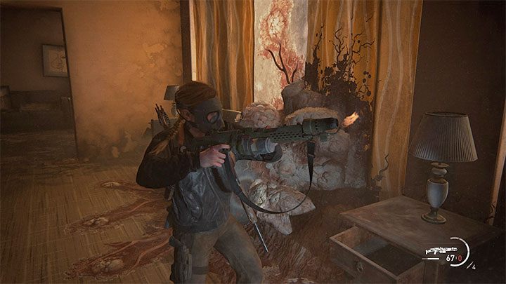 Der Flammenwerfer liegt neben der Leiche im dunklen Raum – The Last of Us 2: Wie bekomme ich Flammenwerfer?  - Kampf – Leitfaden zu The Last of Us 2