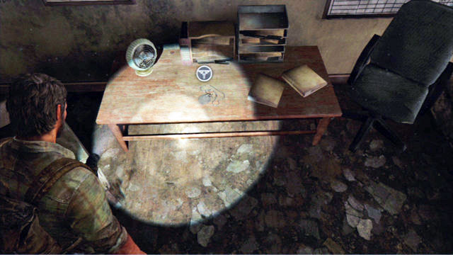 Der erste Anhänger liegt auf dem Tisch im Schlafzimmer – The Last of Us: The Quarantine Zone, Artefakte und Anhänger – Artefakte und Anhänger – The Last of Us Guide