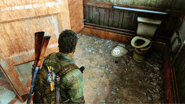 Wenn Sie durch den Korridor unten gehen, kommen Sie an zwei Toiletten vorbei – The Last of Us: Hotellobby (Pittsburgh), Artefakte und Anhänger – Artefakte und Anhänger – The Last of Us Guide