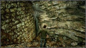 Sobald wir die Statuen richtig aufgestellt haben, nähern wir uns dem Kamin [1] – Ein Versuch, es zu öffnen, endet mit einer harten Landung von Drake in einer Höhle unter der Burg – Uncharted 3: Kapitel 6 – Komplettlösung für The Chateau Teil 2 – Komplettlösung – Uncharted 3 Drakes Deception Guide